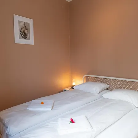 Roomsly - Prime Location And Modern Comfort Apartment