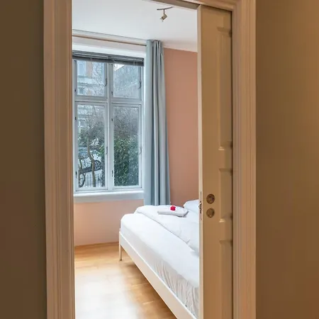 Roomsly - Prime Location And Modern Comfort Apartment Bergen