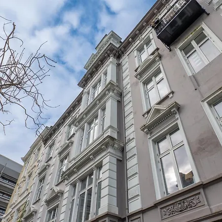 Roomsly - Prime Location And Modern Comfort Apartment