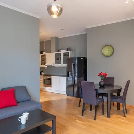 Roomsly - Prime Location And Modern Comfort Apartment