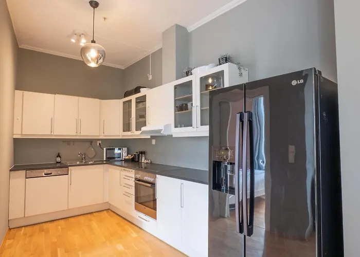 아파트 Roomsly - Prime Location And Modern Comfort