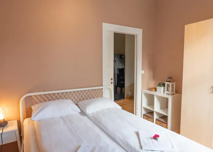 Roomsly - Prime Location And Modern Comfort *