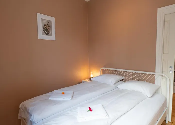 Roomsly - Prime Location And Modern Comfort 아파트
