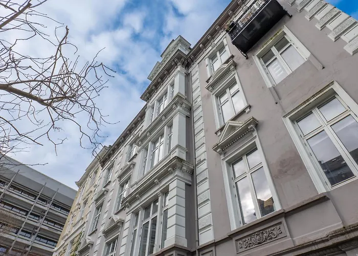 Roomsly - Prime Location And Modern Comfort Apartman